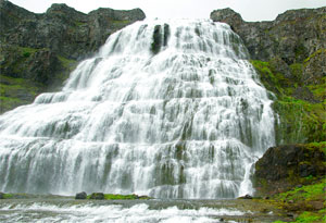 De fraaie Dynjandi waterval in het westen van IJsland