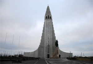 De 74,5 meter hoge Hallgrimskirkja in het centrum van Reykjavik.